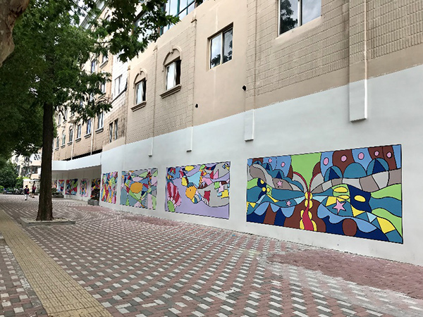 孩子們的畫作打造出一條絢麗的墻繪藝術風景線 